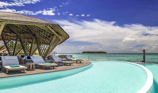 Banyan Tree Vabbinfaru - Pool - Book on ClassicTravel.com