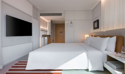 Mondrian Hong Kong - Signature King - Book on ClassicTravel.com