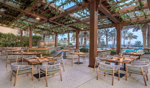 Fairmont The Palm - Flow Kitchen - Book on ClassicTravel.com