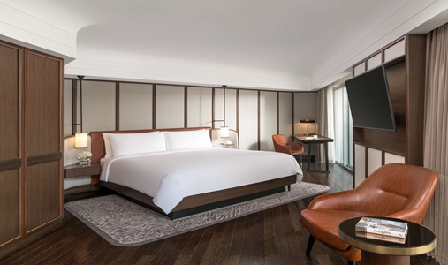 Fairmont Singapore - Signature Salon Suite - Book on ClassicTravel.com