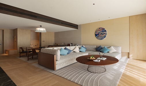 Lakeview Hotel Yulongwan Kunming - Luxury Lake View Suite Living Area - Book on ClassicTravel.com