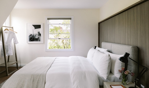 The Roundtree Amagansett - Custom Made Queen Beds - Book on ClassicTravel.com