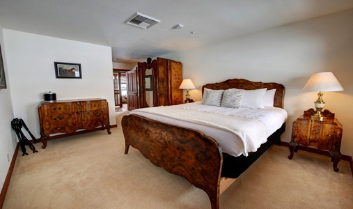 Casia Lodge and Ranch - Ponderosa Bedroom - Book on ClassicTravel.com