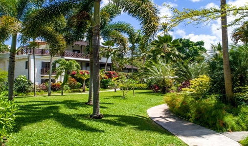 The Sandpiper - Gardens - Book on ClassicTravel.com