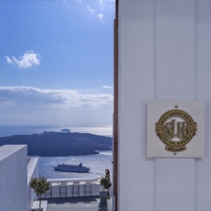 Cosmopolitan Suites - Hotel Entrance - Book on ClassicTravel.com