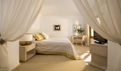 Gold Suites - Junior Suite Bedroom - Book on ClassicTravel.com