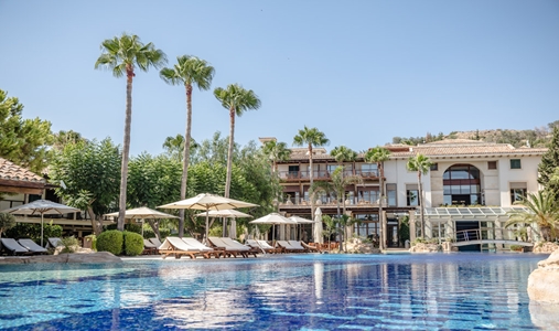 Columbia Beach Resort - Poolside Bacchus - Book on ClassicTravel.com