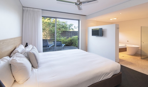 Smiths Beach Resort - 1 Bedroom Apartment Bedroom - Book on ClassicTravel.com