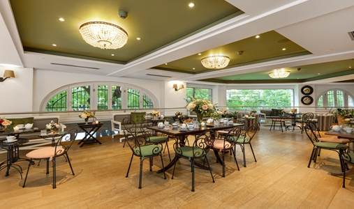 The Excelsior Hotel - Charlie D. Brasserie - Book on ClassicTravel.com