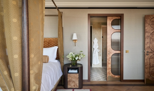 The Newman - Photo #3