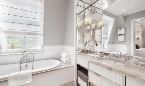 Schlosshotel Berlin by Patrick Hellman-standard bathroom