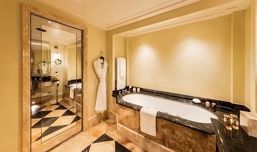 classic-travel-com-l-oscar-london-junior-suite-bathroom